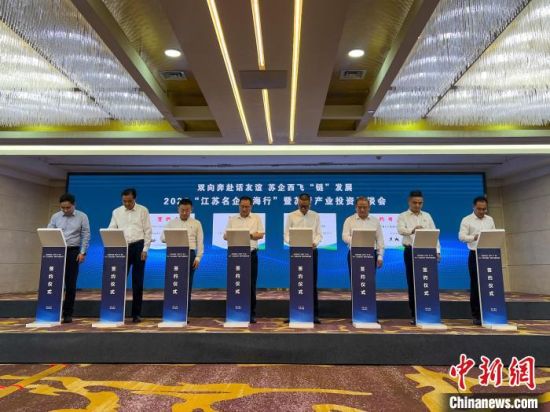 图为签约仪式现场。李江宁 摄