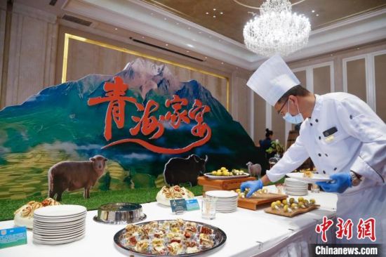 图为“青海家宴美食月”活动启动仪式上的青海美食展示品鉴区。马铭言摄