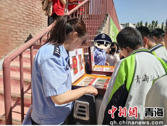 图为开展禁毒宣传进校园活动。城西公安分局供图 图为开展禁毒宣传进校园活动。城西公安分局供图