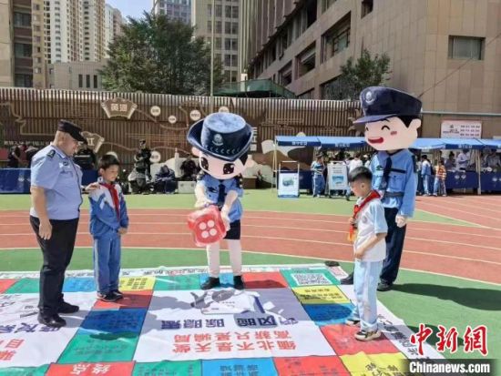 图为禁毒部门在校园内开展游戏互动普及禁毒知识。青海省禁毒委 供图 图为禁毒部门在校园内开展游戏互动普及禁毒知识。青海省禁毒委 供图