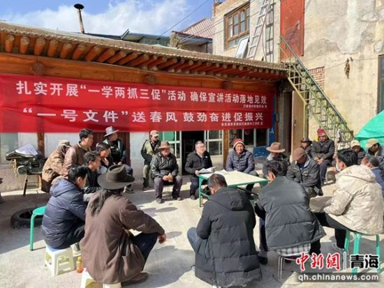 图为驻村工作队在村中开展工作。赵顺浩 摄 图为驻村工作队在村中开展工作。赵顺浩 摄