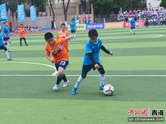 图为小运动员激烈角逐。李隽 摄 图为小运动员激烈角逐。李隽 摄