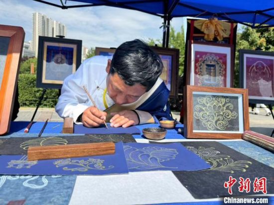 图为活动现场,非遗传承人向市民展示技艺。李江宁 摄 图为活动现场,非遗传承人向市民展示技艺。李江宁 摄