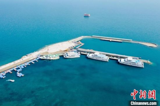 图为航拍青海湖二郎剑景区。李江宁 摄 图为航拍青海湖二郎剑景区。李江宁 摄
