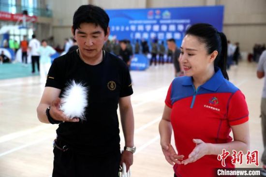 图为活动中,授课老师(右)与生态管护员互动。薛蒂 摄 图为活动中,授课老师(右)与生态管护员互动。薛蒂 摄