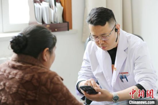 资料图为青海省中医院专家在门诊接诊。张添福 资料图为青海省中医院专家在门诊接诊。张添福