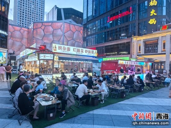 图为活动当日的城西区唐道街区美食荟萃,热闹非凡。牛娜 摄 图为活动当日的城西区唐道街区美食荟萃,热闹非凡。牛娜 摄