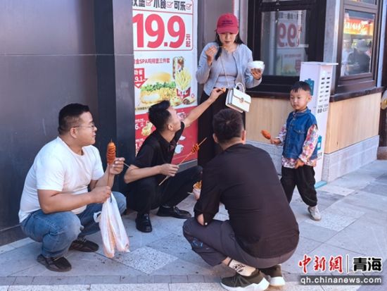 图为活动当日的城西区唐道街区美食荟萃,热闹非凡。牛娜 摄 图为活动当日的城西区唐道街区美食荟萃,热闹非凡。牛娜 摄
