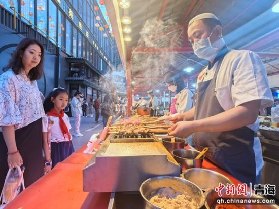 图为活动当日的城西区唐道街区美食荟萃,热闹非凡。牛娜 摄 图为活动当日的城西区唐道街区美食荟萃,热闹非凡。牛娜 摄