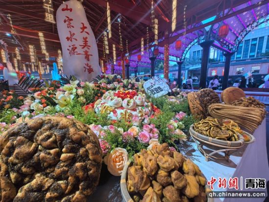 图为活动当日的城西区唐道街区美食荟萃,热闹非凡。牛娜 摄 图为活动当日的城西区唐道街区美食荟萃,热闹非凡。牛娜 摄