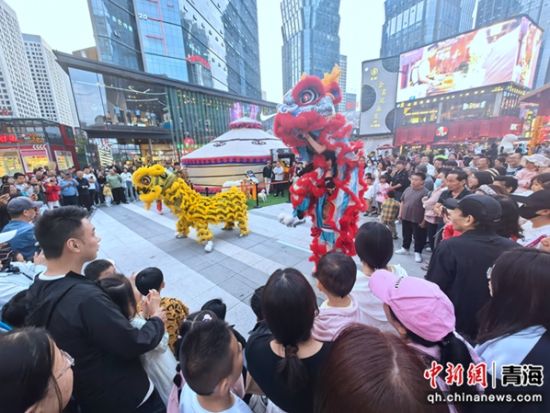 图为活动当日的城西区唐道街区美食荟萃,热闹非凡。牛娜 摄 图为活动当日的城西区唐道街区美食荟萃,热闹非凡。牛娜 摄