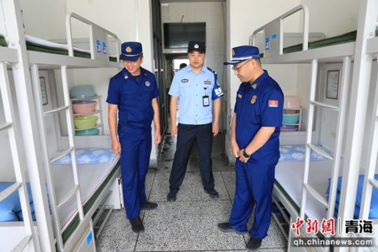图为消防救援人员应邀参观。西宁监狱供图 图为消防救援人员应邀参观。西宁监狱供图