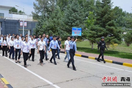 图为嘉宾进入西宁监狱参观。西宁监狱供图 图为嘉宾进入西宁监狱参观。西宁监狱供图