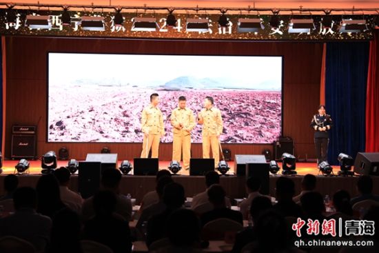图为监狱民警在文艺汇演中。西宁监狱供图 图为监狱民警在文艺汇演中。西宁监狱供图
