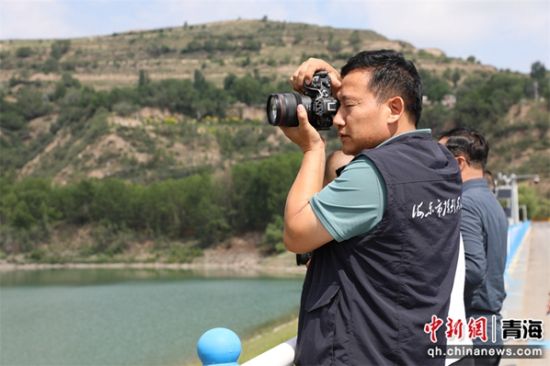 图为代言人在采风活动中。马芳 摄 图为代言人在采风活动中。马芳 摄