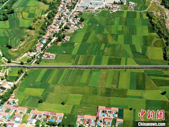 6月20日，航拍引大济湟北干渠一期工程的一座渡槽。(无人机照片 青海省水利厅供图)