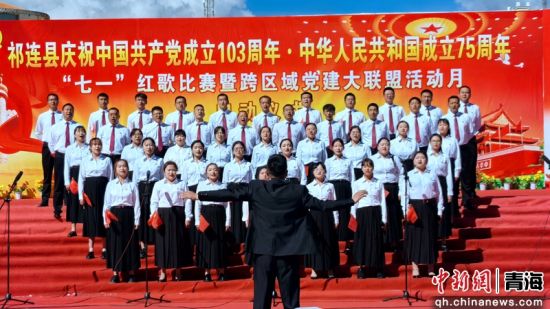 图为红歌比赛现场。李隽 摄 图为红歌比赛现场。李隽 摄