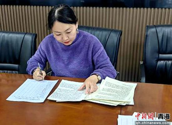 图为王欣欣认真批改做作业。山东援青管理组供图 图为王欣欣认真批改做作业。山东援青管理组供图