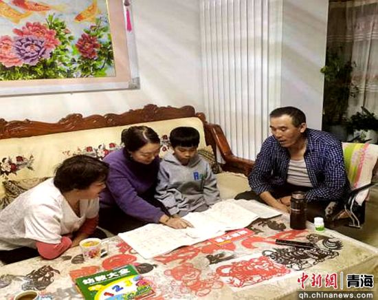 图为王欣欣家访。山东援青管理组供图 图为王欣欣家访。山东援青管理组供图