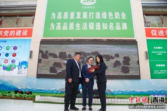 图为农行工作人员进企业宣讲金融政策。马铭言 摄