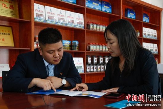 图为农行工作人员为企业负责人宣讲金融政策。马铭言 摄