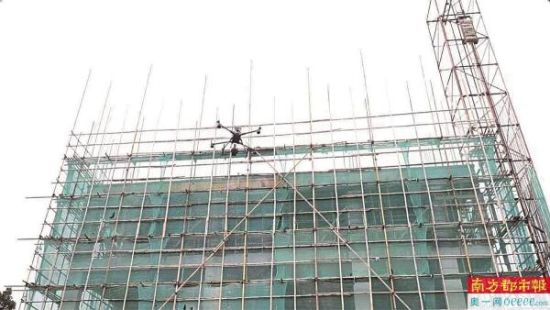 搭载激光雷达的专业无人机腾空对一栋施工建筑360度测绘扫描。
