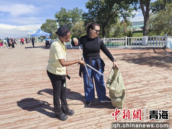 图为青海民族大学国际教育学院留学生在二郎剑景区清理垃圾杂物。 青海民族大学国际教育学院 供图 图为青海民族大学国际教育学院留学生在二郎剑景区清理垃圾杂物。 青海民族大学国际教育学院 供图