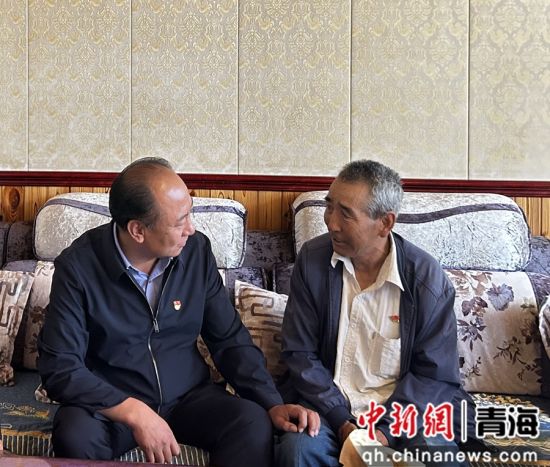 图为州委常委、县委书记更登加(左)走访慰问老党员。罗藏尖措供图 图为州委常委、县委书记更登加(左)走访慰问老党员。罗藏尖措供图