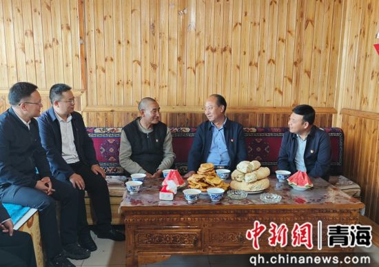 图为州委常委、县委书记更登加(右二)走访慰问老党员。罗藏尖措供图 图为州委常委、县委书记更登加(右二)走访慰问老党员。罗藏尖措供图