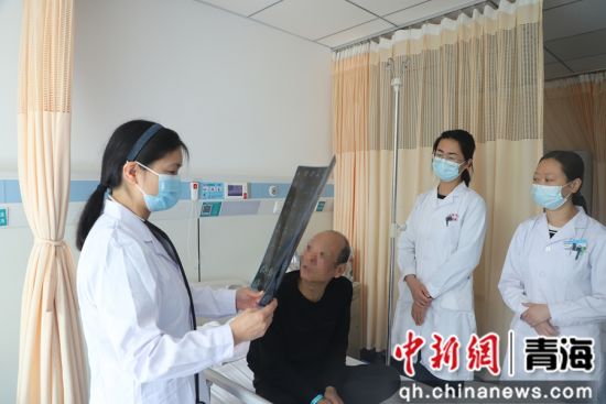 图为医护人员跟患者交流。西宁市第一人民医院供图