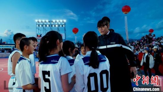 图为篮坛名宿郑海霞现场指导青少年练习篮球。余瑾 供图 图为篮坛名宿郑海霞现场指导青少年练习篮球。余瑾 供图