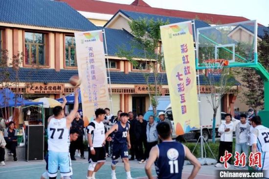 图为2024年村ba球王争霸赛“天佑德青稞酒”杯青海赛区比赛现场。张添福摄 图为2024年村ba球王争霸赛“天佑德青稞酒”杯青海赛区比赛现场。张添福摄