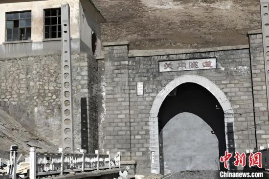 图为关角隧道展线。张生林供图 图为关角隧道展线。张生林供图