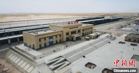 图为无人机航拍花土沟火车站。 茫崖市融媒体中心 供图 图为无人机航拍花土沟火车站。 茫崖市融媒体中心 供图