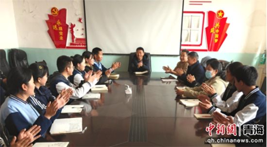 图为援青校长陈辉在“校长下午茶”学生座谈会上与学生深入交流。江苏援青前方指挥部 供图 图为援青校长陈辉在“校长下午茶”学生座谈会上与学生深入交流。江苏援青前方指挥部 供图