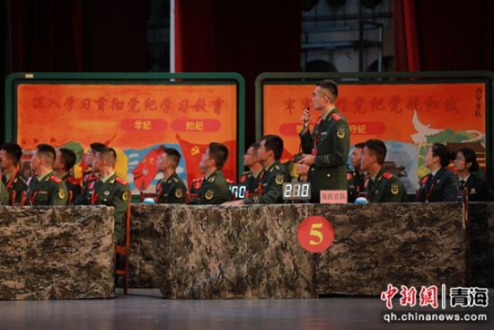 图为党纪知识竞赛现场,参赛选手沉着应答。 郭紫阳摄 图为党纪知识竞赛现场,参赛选手沉着应答。 郭紫阳摄