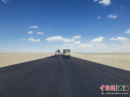 图为国道109宗格公路项目沥青路面铺筑现场。 刘益航摄 图为国道109宗格公路项目沥青路面铺筑现场。 刘益航摄