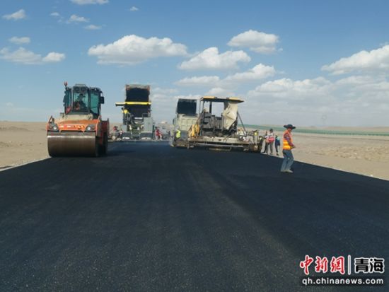 图为国道109宗格公路项目沥青路面铺筑现场。 刘益航摄 图为国道109宗格公路项目沥青路面铺筑现场。 刘益航摄
