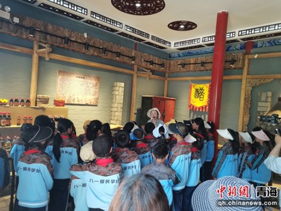 图为讲解员带领师生参观湟源县博物馆历史文物展厅。 湟源县委宣传部供图 图为讲解员带领师生参观湟源县博物馆历史文物展厅。 湟源县委宣传部供图
