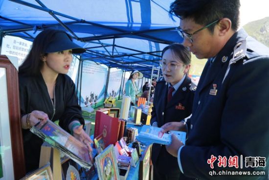 图为在“青超”赛场农畜产品展销区,税务干部正在向凯发真人娱乐的介绍最新税费政策。 王慧清 摄 图为在“青超”赛场农畜产品展销区,税务干部正在向凯发真人娱乐的介绍最新税费政策。 王慧清 摄