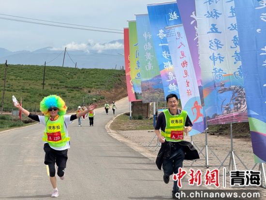  图为参赛选手在终点前冲刺。陈宗淇 摄