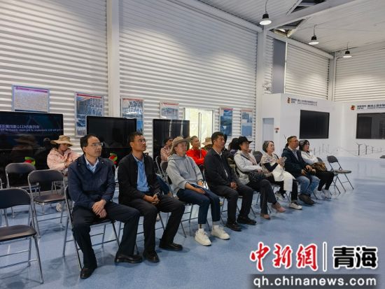 图为港媒代表探访青海海南光伏产业园。张海雯摄 图为港媒代表探访青海海南光伏产业园。张海雯摄