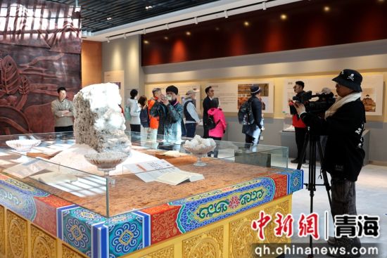 图为香港媒体记者在茶卡盐湖文化馆拍摄素材。张海雯摄 图为香港媒体记者在茶卡盐湖文化馆拍摄素材。张海雯摄