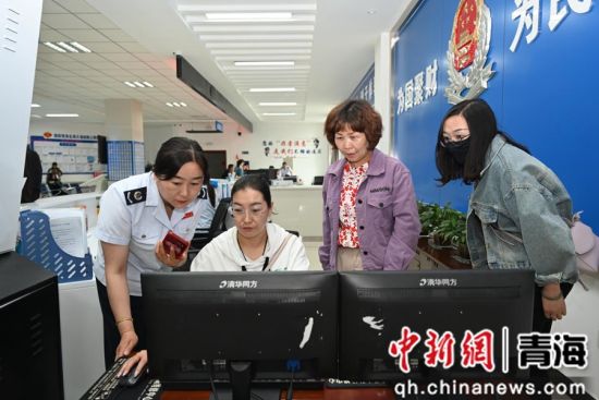 图为“税费服务体验师”走进办税服务厅体验智能办税。张星辉摄 图为“税费服务体验师”走进办税服务厅体验智能办税。张星辉摄