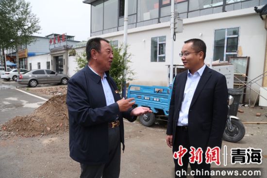 农行乌兰县支行行长为茶卡镇村民讲解金融服务知识。张忠苹 摄