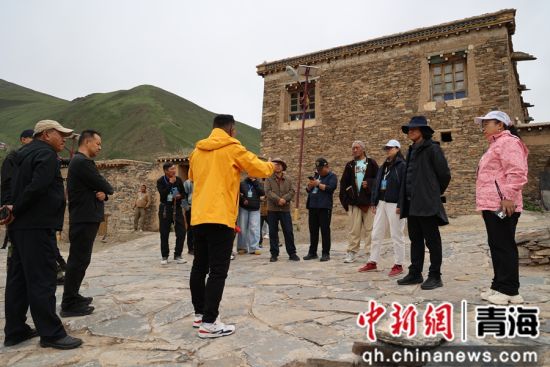 图为与会人员开展实地调研。称多县政府办供图