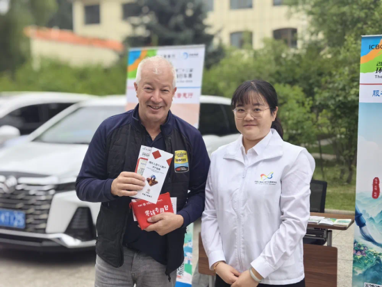 图为中英双语服务团队发放《支付指南》和“零钱包”。 图为中英双语服务团队发放《支付指南》和“零钱包”。