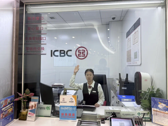 图为青海省78家网点开通了助力环湖赛的金融服务绿色通道。 图为青海省78家网点开通了助力环湖赛的金融服务绿色通道。