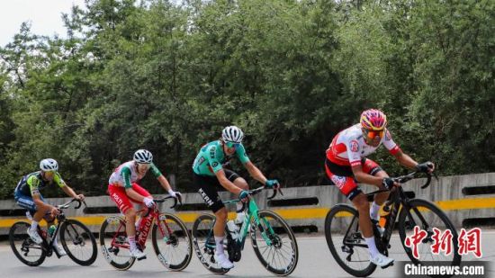 图为车手们骑行爬坡。马铭言 摄