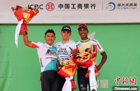 赛段前三名合影留念。　马铭言 摄